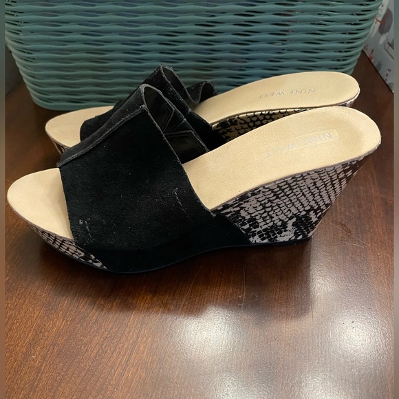 Nine West Ersilia Women’s black suede upper wedged sandal. Sz 8 M - Picture 2 of 8